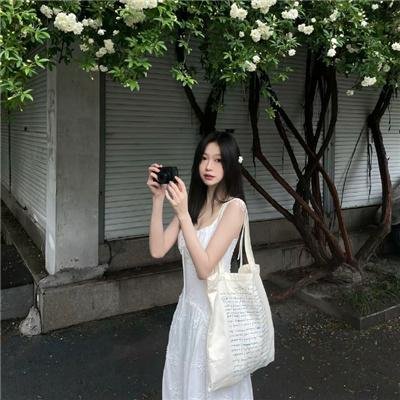 蓝色嘴巴的脸